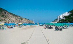 Пляж Cala Llonga, Ibiza